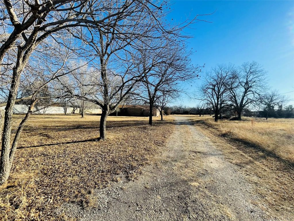 1005 S Access Road, Clyde