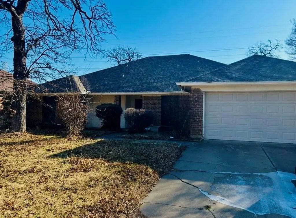 1925 Canterbury Circle, Fort Worth