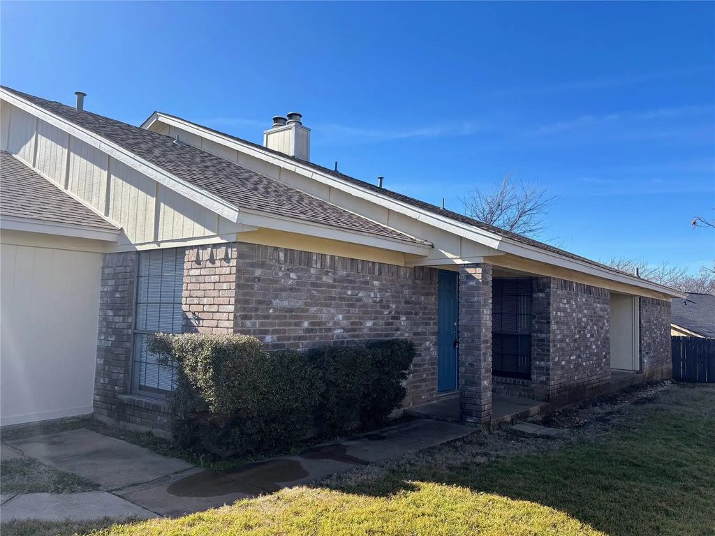6720 Crestmont Court, Fort Worth