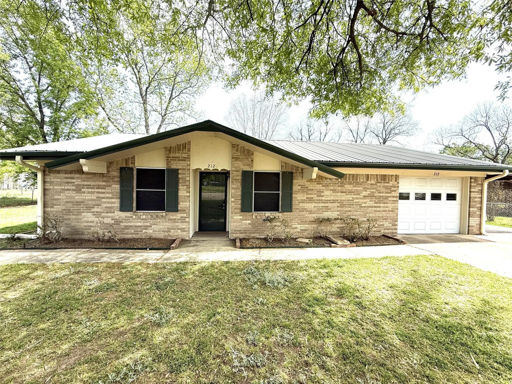 212 College Street, Roxton