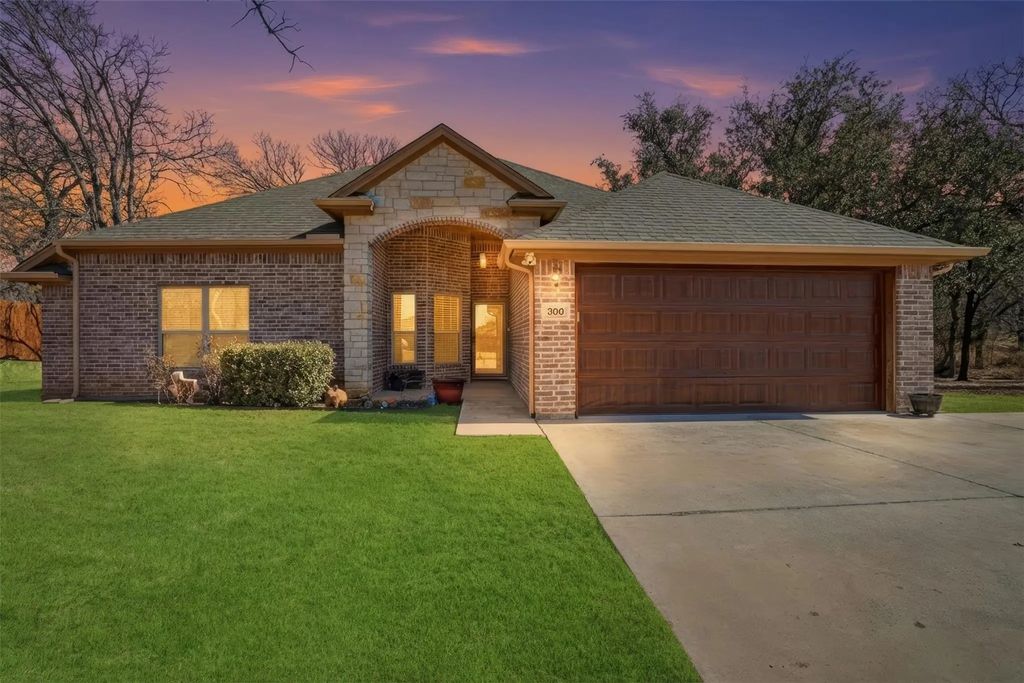 306 Donna Circle, Granbury