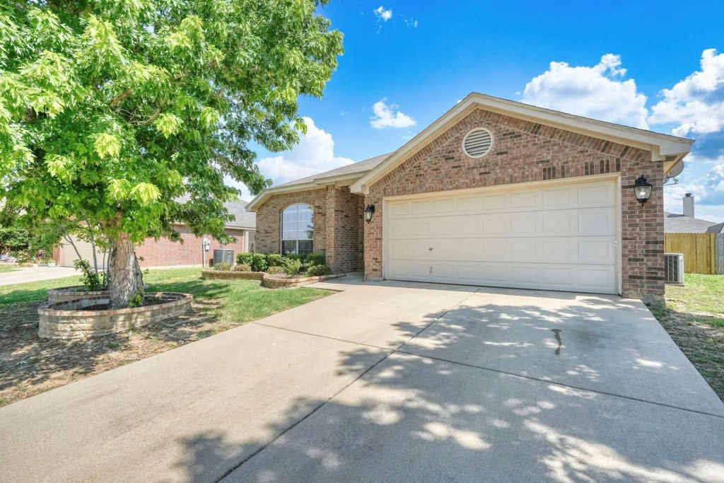 617 Creek Point Drive, Saginaw