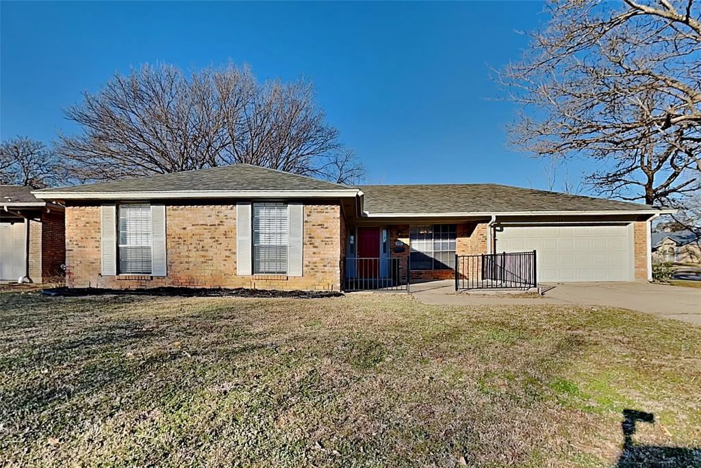 505 Newport Way, Euless