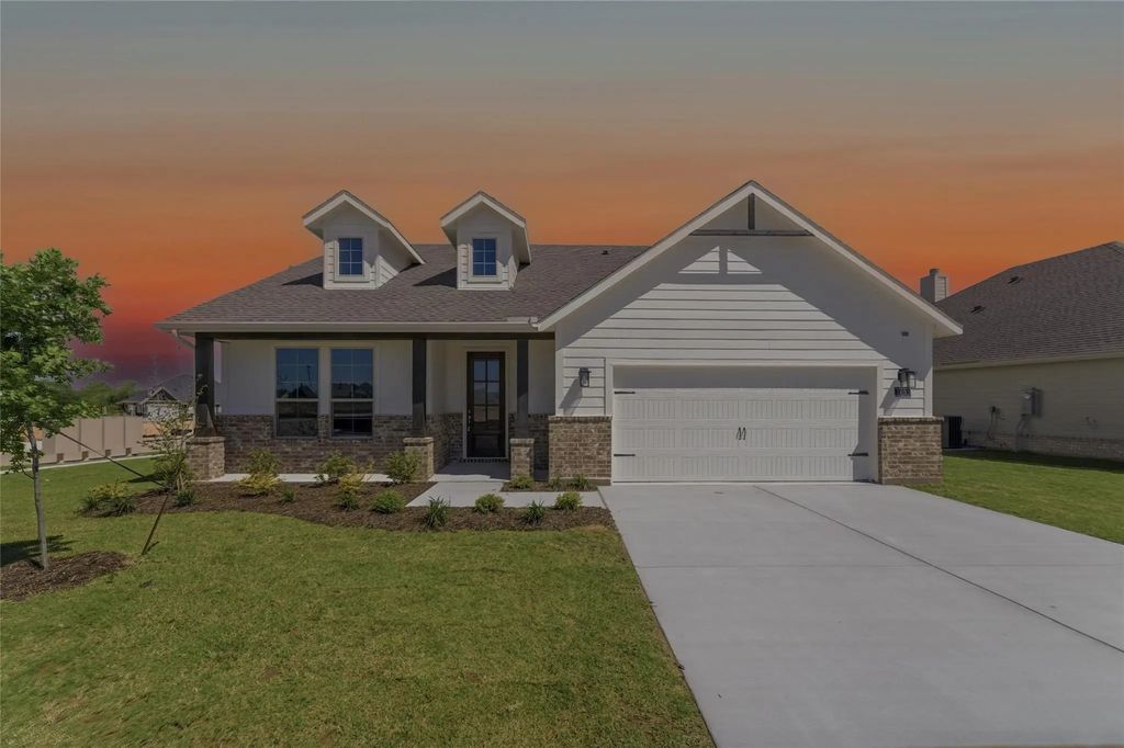 1221 Sabine River Lane, Springtown