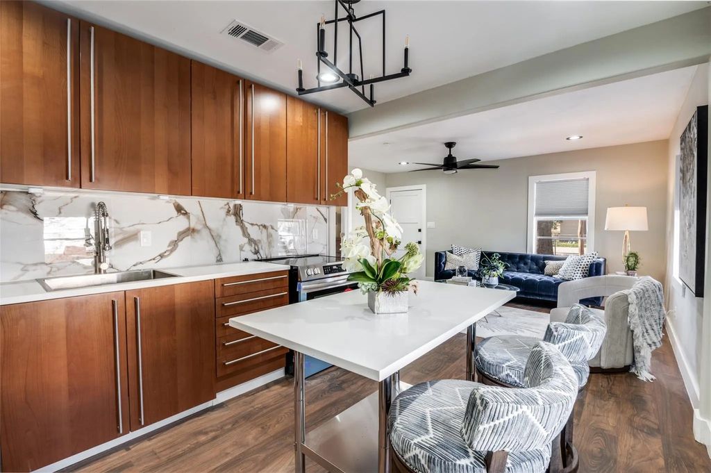 826 W Laramie Lane, Dallas