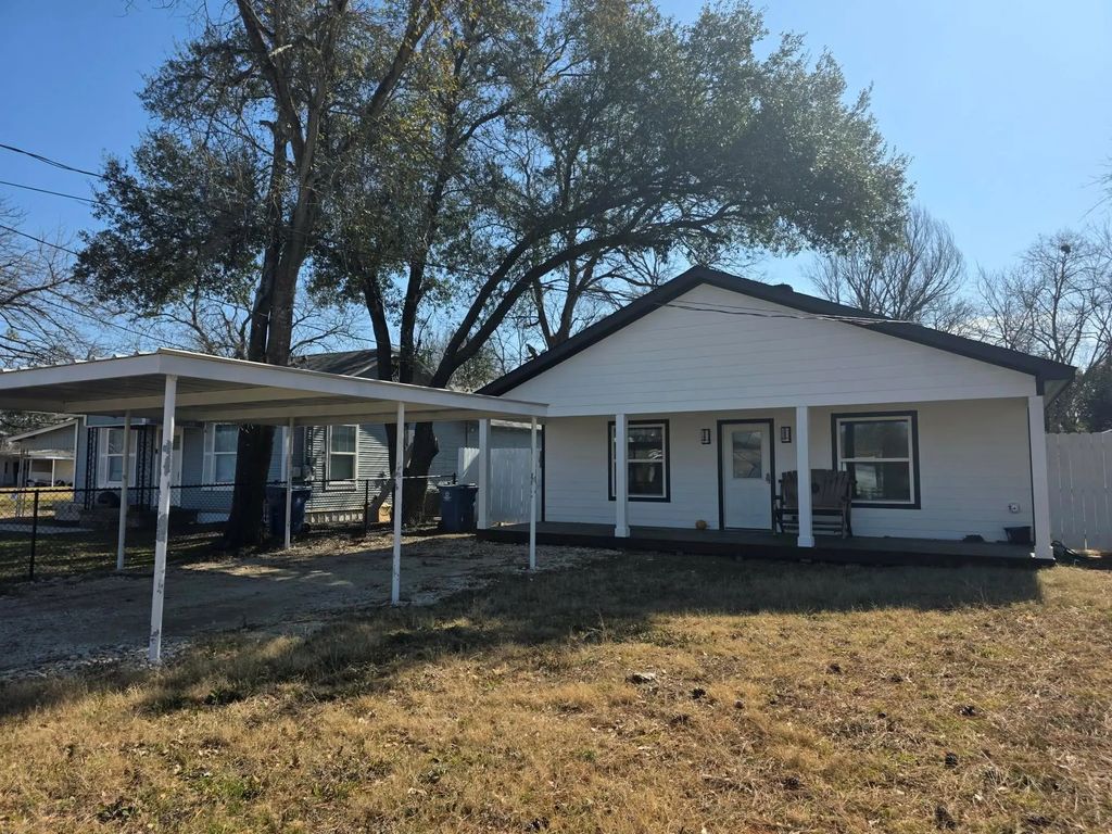 924 E Titus Street, Mexia