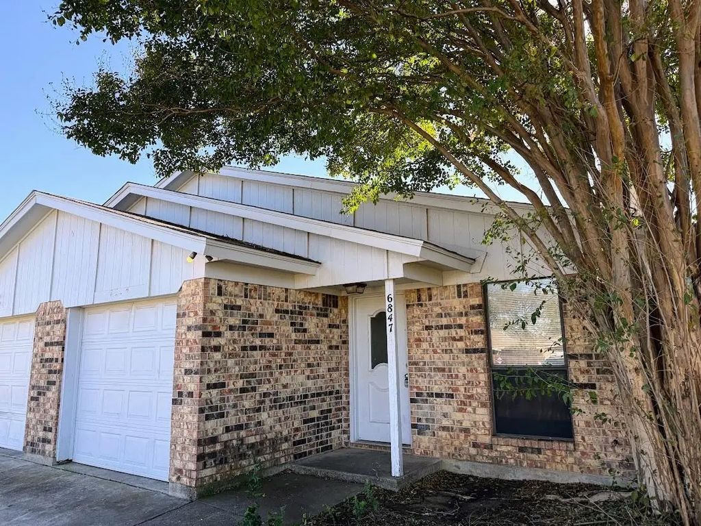 6845 S Creek Drive, Fort Worth