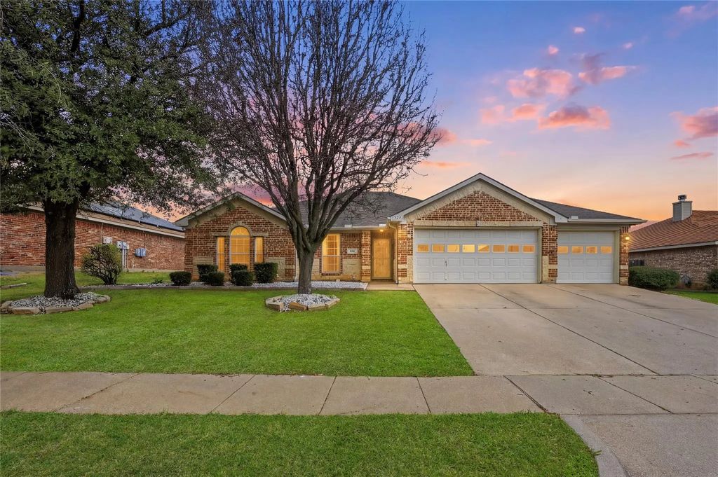 528 Bretts Way, Burleson