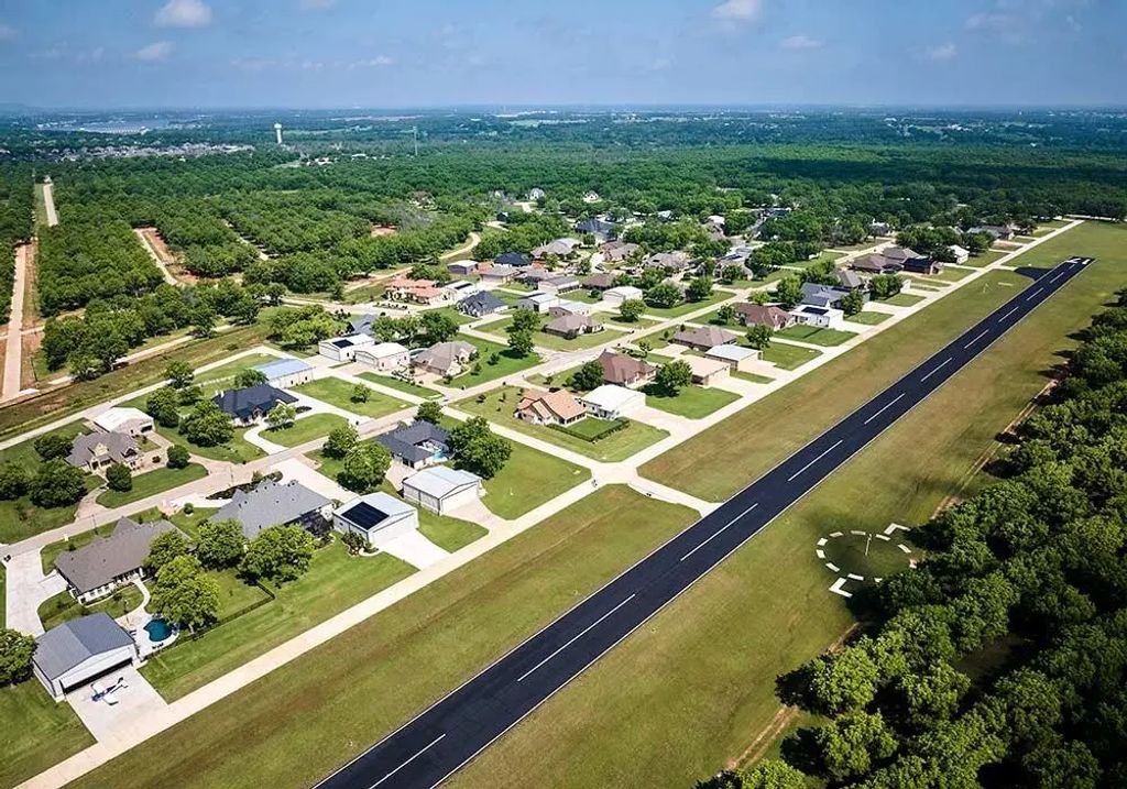 1507 Earhart Drive, Granbury