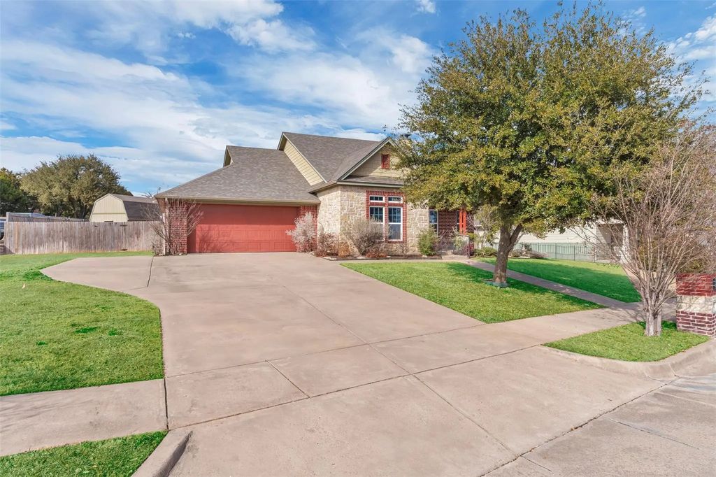 125 Camelot Street, Glen Rose