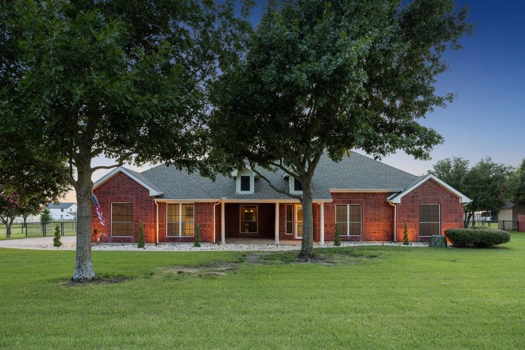 700 Lake Vista Lane, Lavon