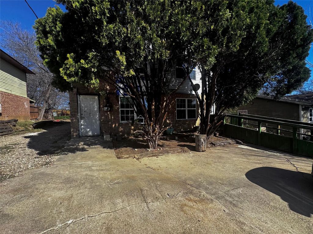1130 College Street, Grand Prairie