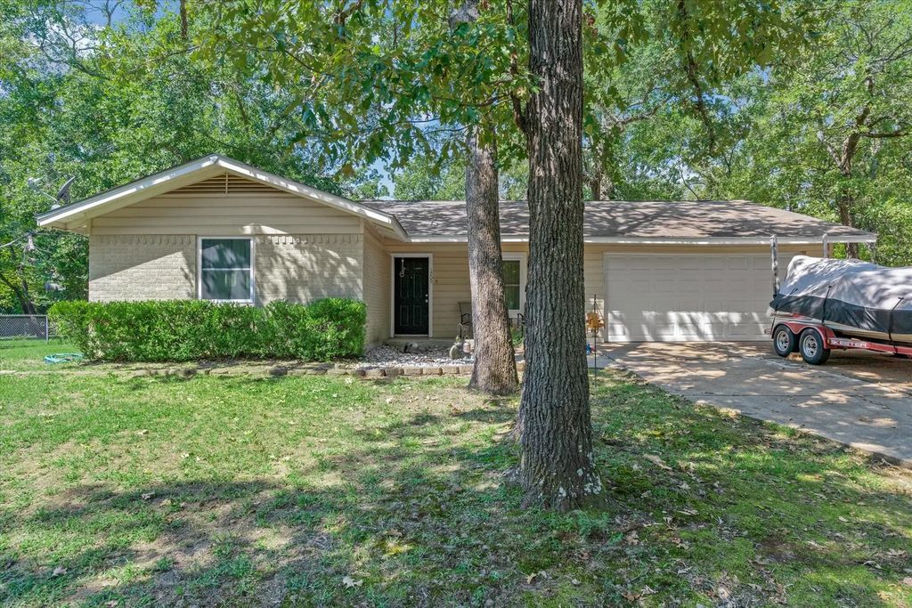1209 Lakeside Drive, Grand Saline