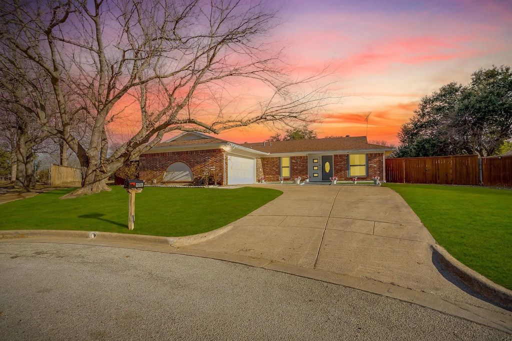 906 Cypress Court, Arlington