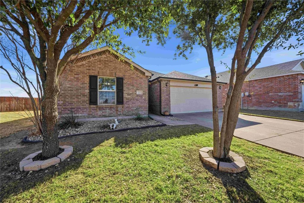 205 Fossil Bridge Drive, Fort Worth