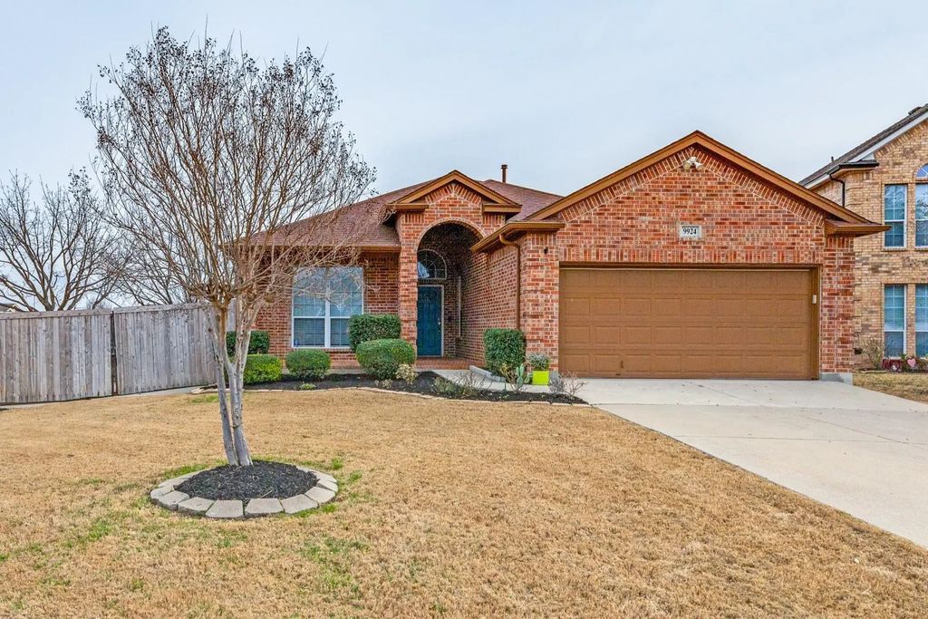 9924 Bend Court, Fort Worth