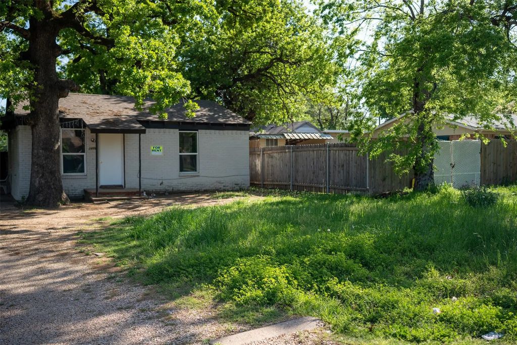 2416 Smith Avenue, Irving