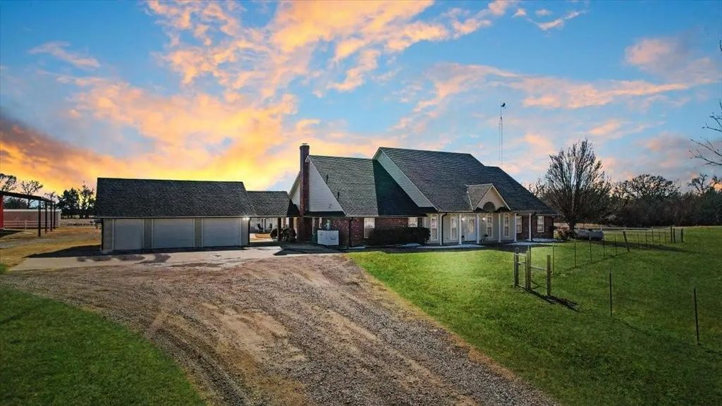 1628 County Road 2605, Bonham