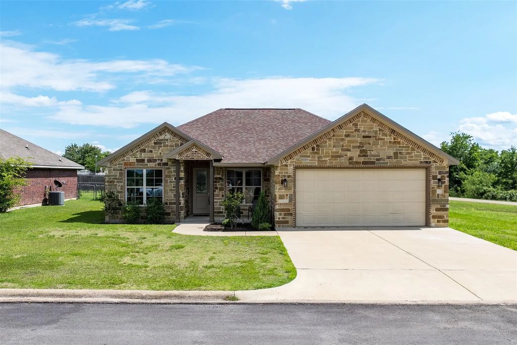 417 W Andrew Drive, Mabank
