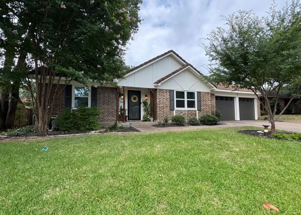 604 Robinhood Lane, Bedford