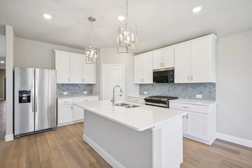 2400 Glacier Road, Anna