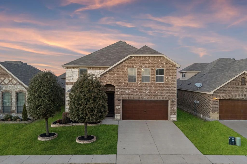 5448 Tuxbury Pond Drive, Fort Worth
