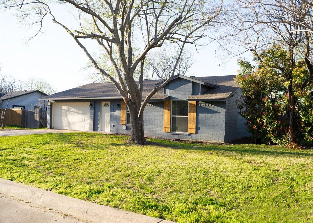 807 Crockett, Midlothian