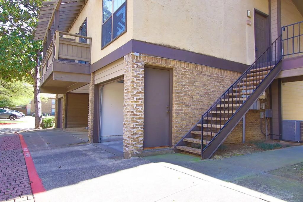 5757 E University Boulevard 23d, Dallas