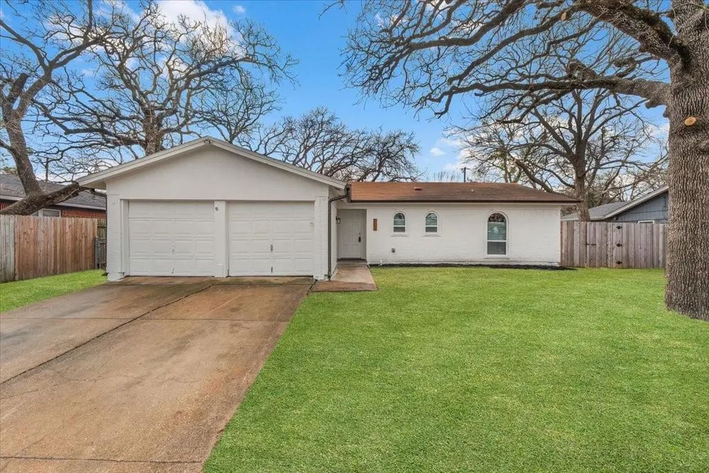705 Nw Hillery Street, Burleson