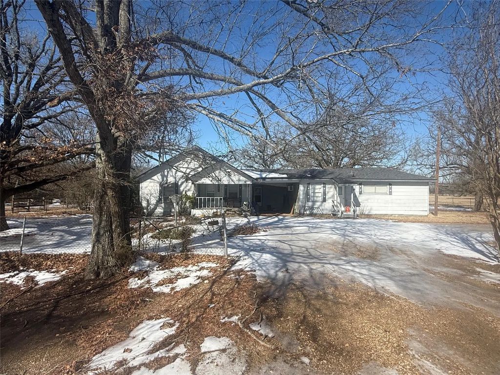 2464 County Road 14760, Paris