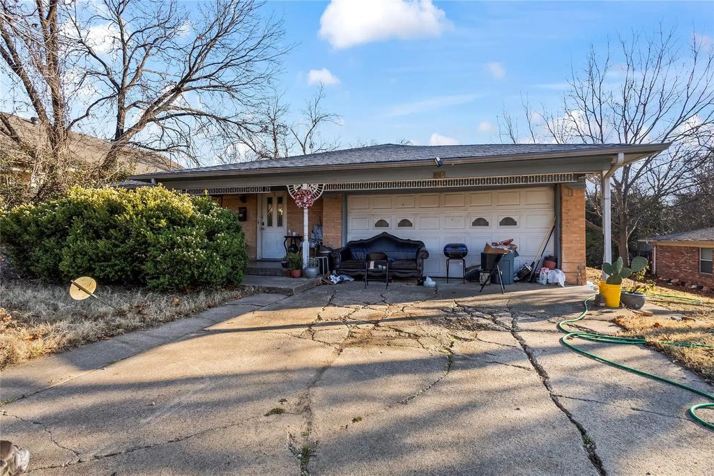 809 Burleson Street, Grand Prairie