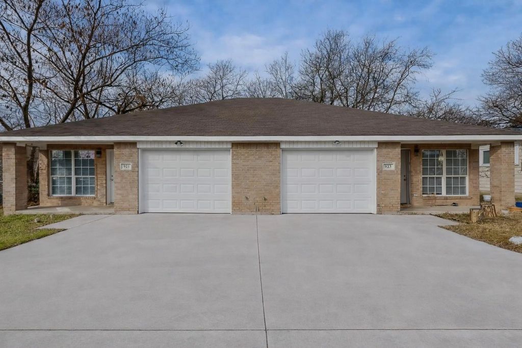 921 Cody Court, River Oaks