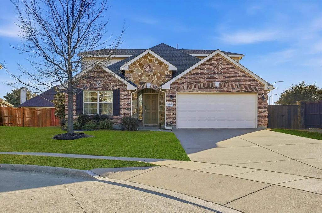 4500 Red Robin Court, Fort Worth