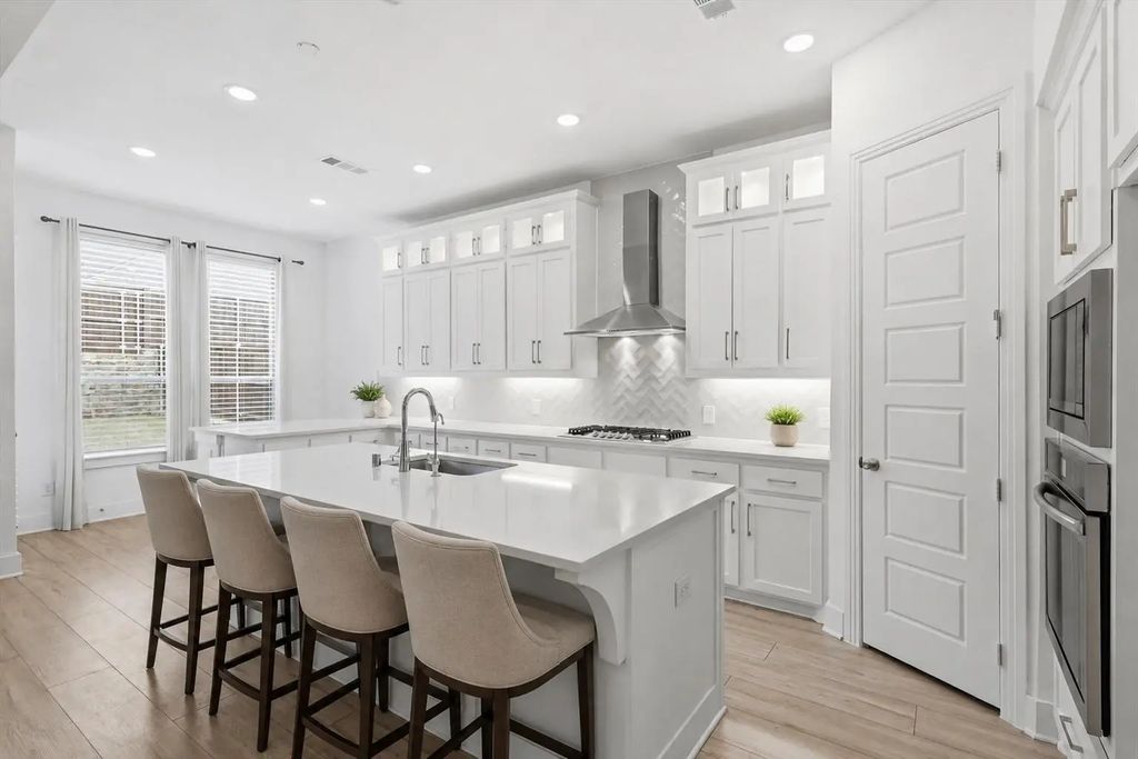 9416 Trailway Drive, Oak Point