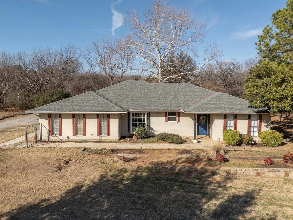 826 Indian Trail, Argyle