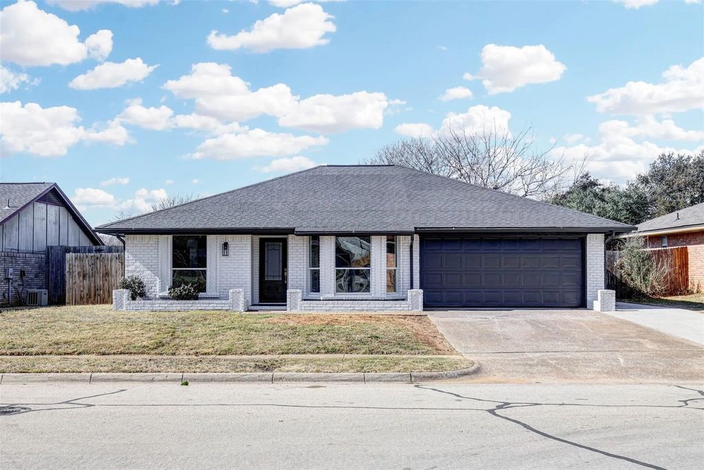 312 Almond Lane, Euless