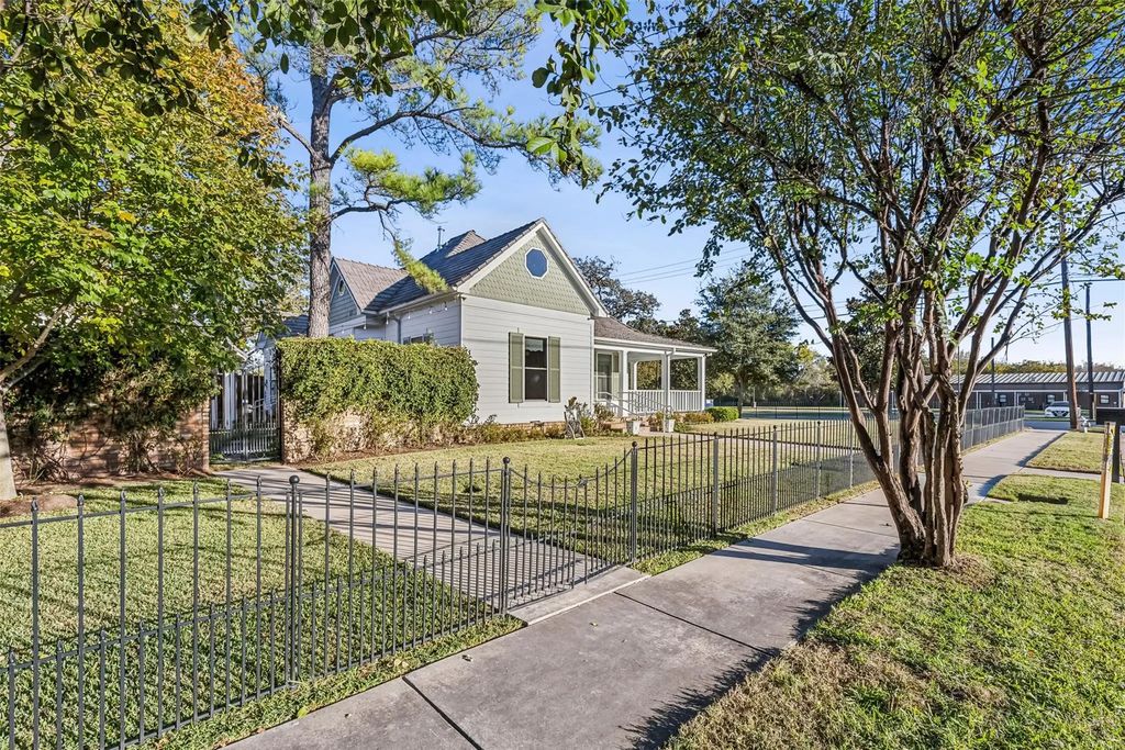 907 S Robinson Street, Cleburne