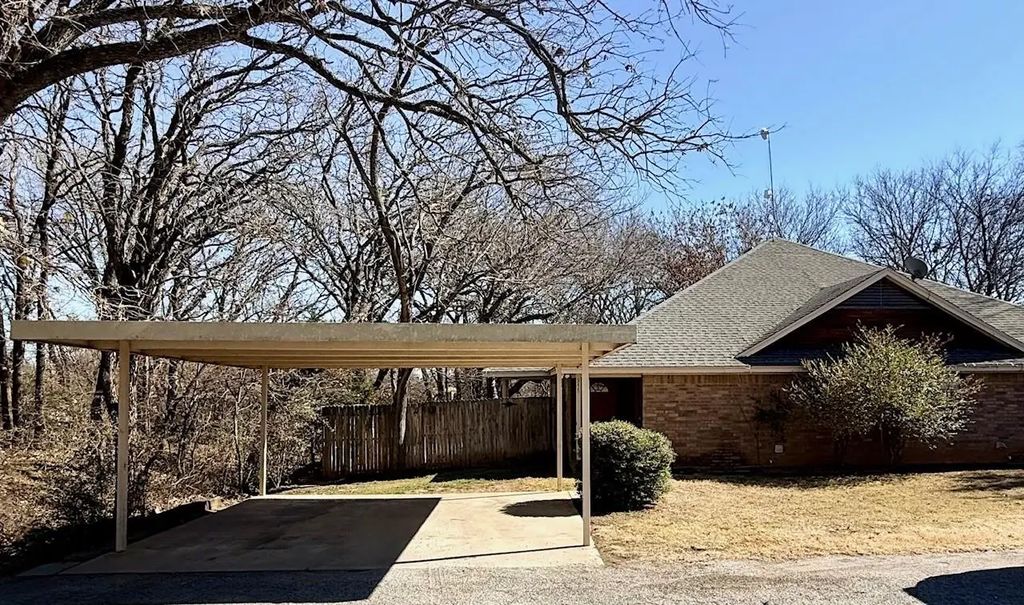 946 E 3rd Street E, Weatherford