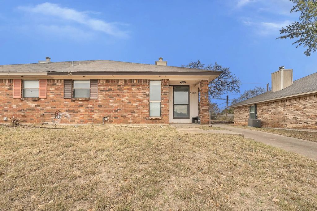 5709 Ranchogrande Drive, Arlington