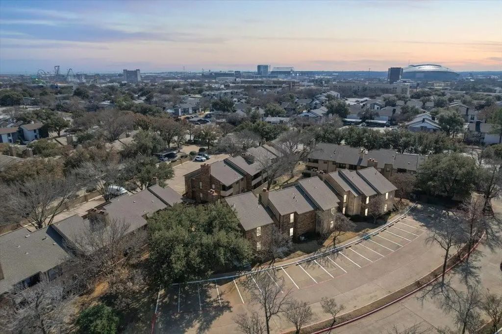 1909 Cloisters Drive 1021, Arlington