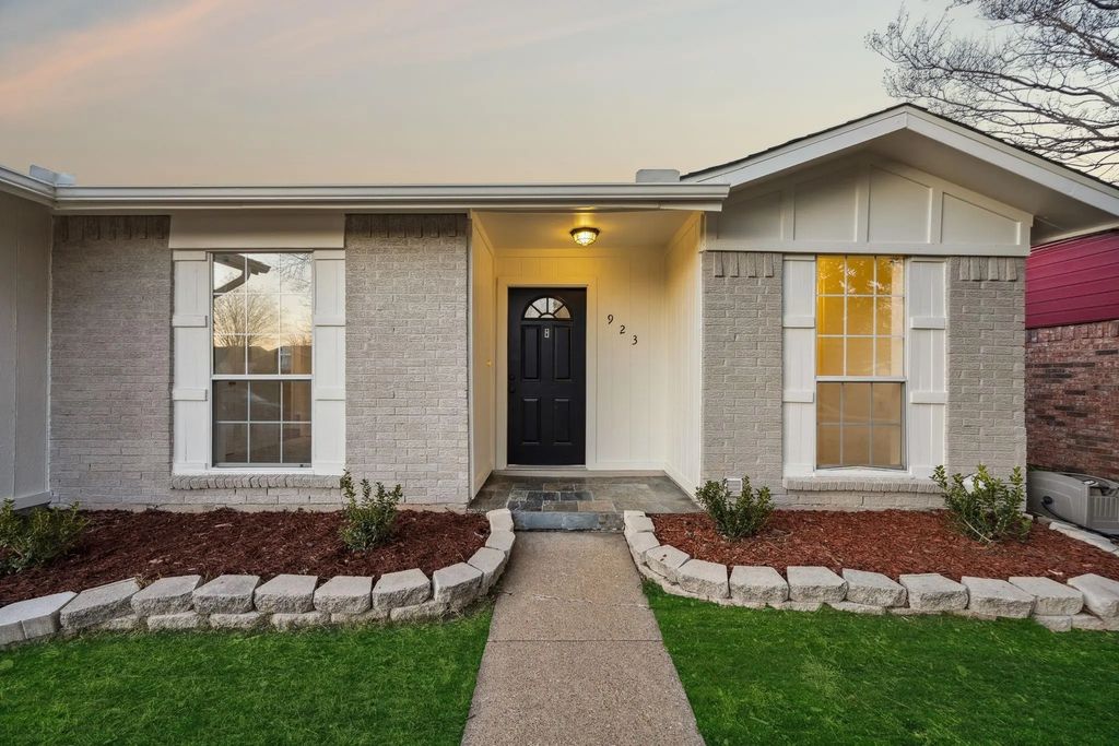 923 Roaming Road Drive, Allen