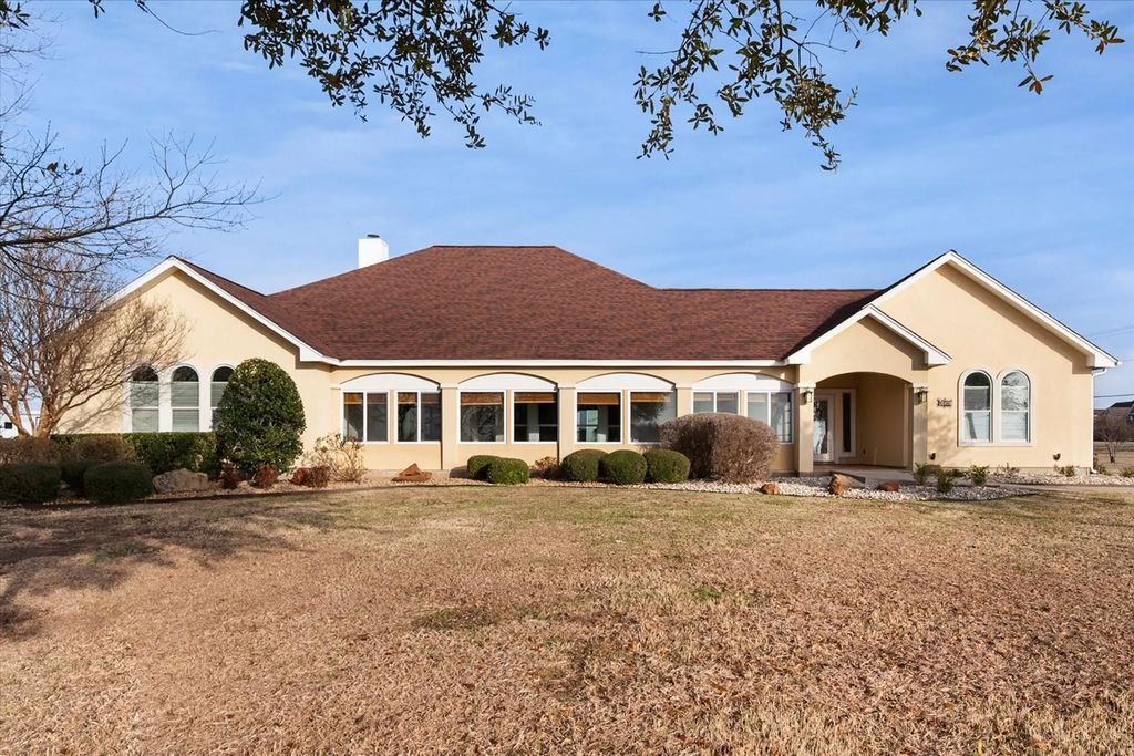 106 Lakeshore Drive, Waxahachie