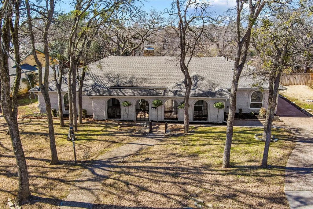 420 Lake Louise Court, Fort Worth