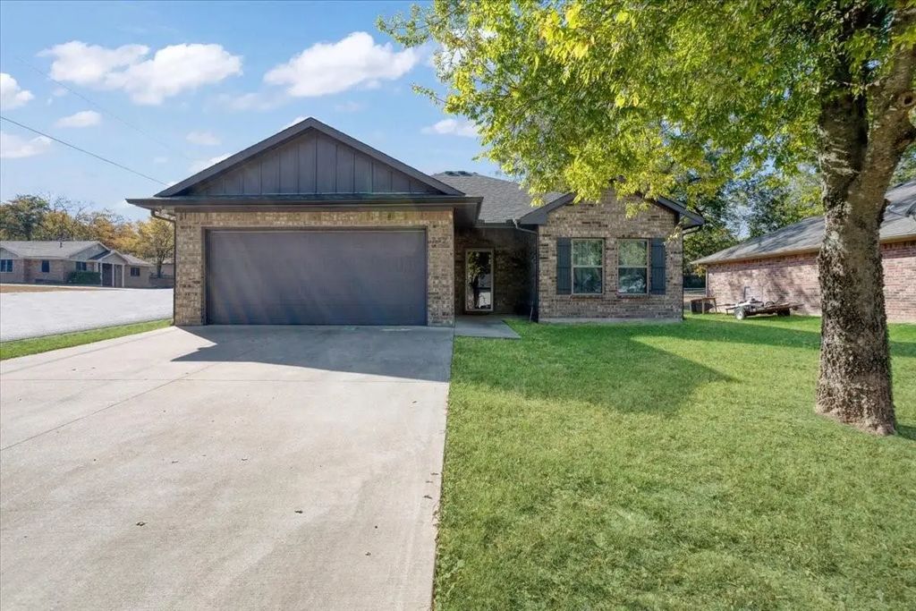 732 E Bullock Street, Denison