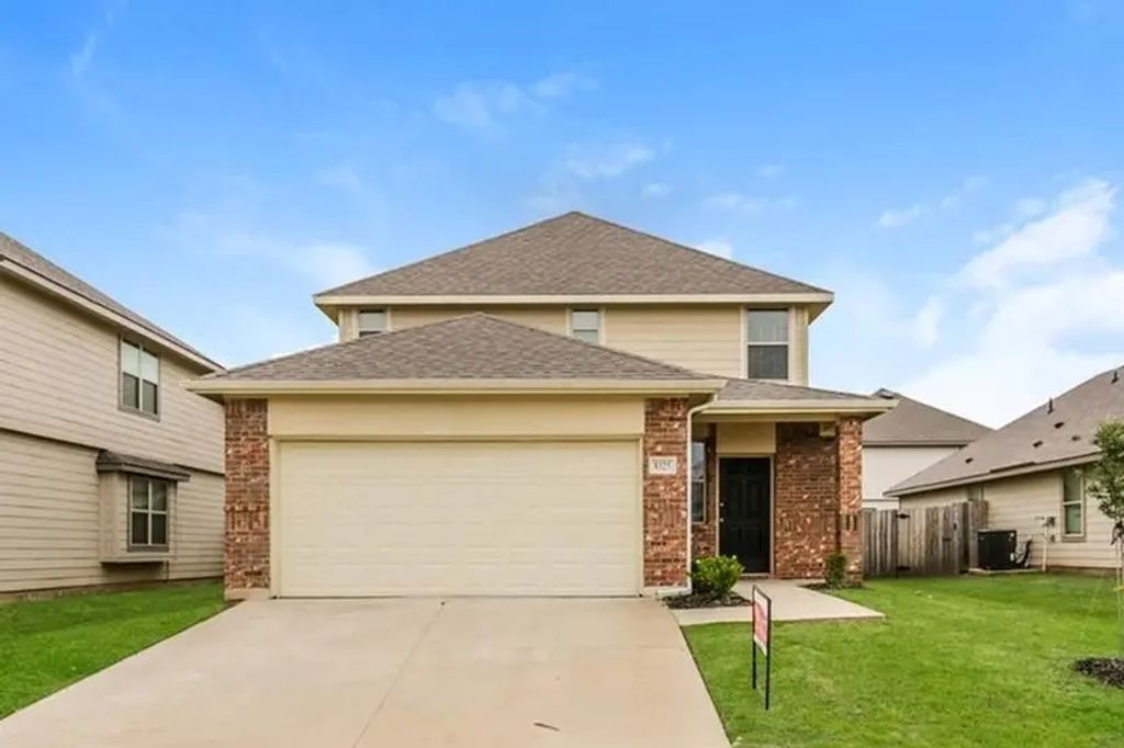 8325 Yaupon Holly Court, Fort Worth
