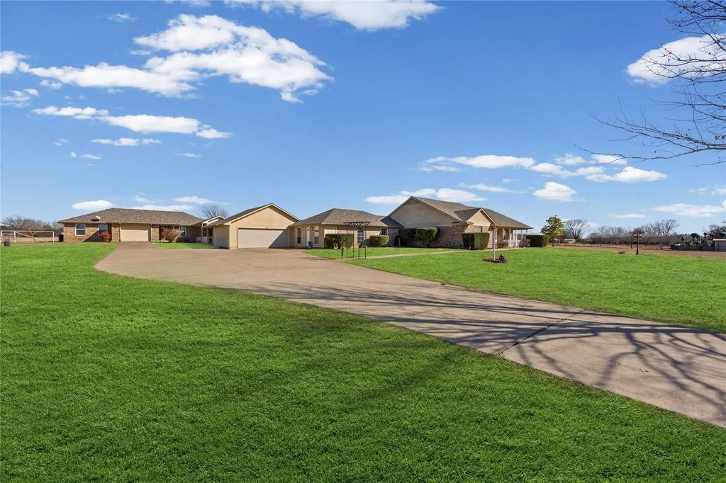 1043 Bells Chapel Road, Pecan Hill