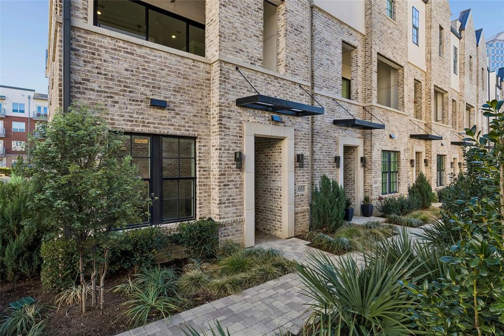 653 Dalton Lane, Irving