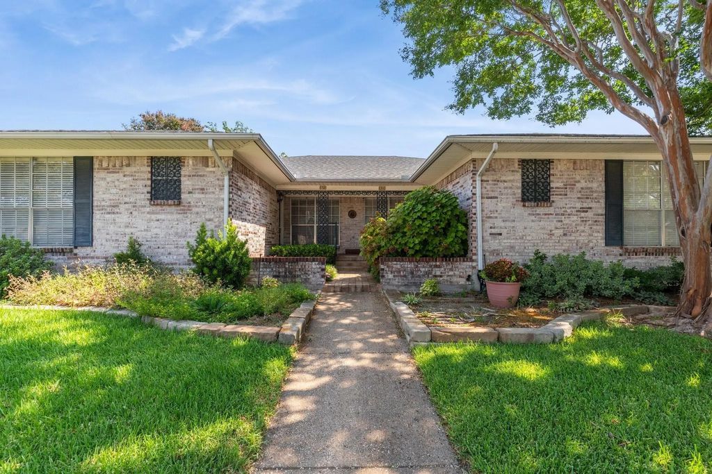 8318 Lullwater Drive, Dallas