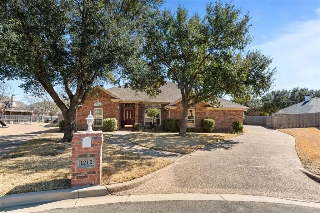 1212 Stonehill Circle, Hewitt