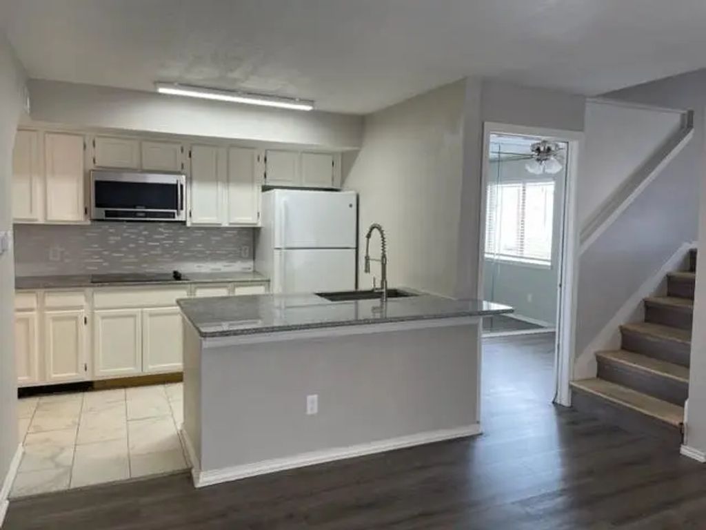 9831 W Walnut Street 206, Dallas